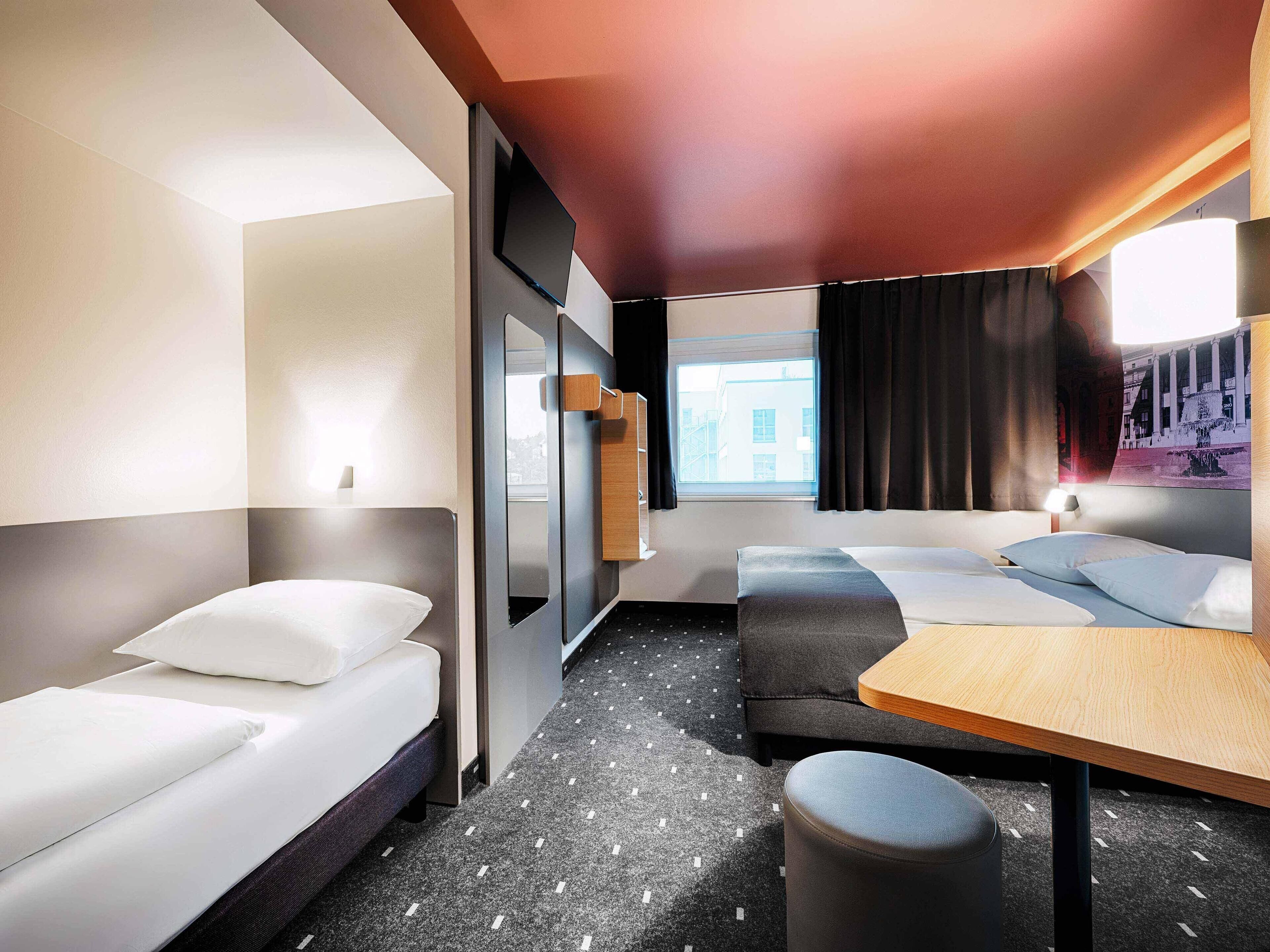 Quarto triplo | Roupas de cama antialérgicas, escrivaninha, quartos à prova de som