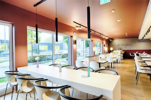 อาหารเช้าแบบบุฟเฟ่ต์ทุกวัน (EUR 13.9 ต่อคน)