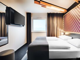 Ropa de cama hipoalergénica, escritorio y sistema de insonorización 