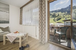 TV, mesa de pingue-pongue