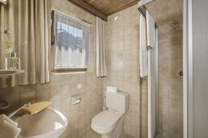 Douche, sèche-cheveux, serviettes fournies, savon