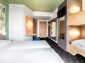 Seprai antialergi, meja kerja, Wi-Fi gratis, dan seprai linen