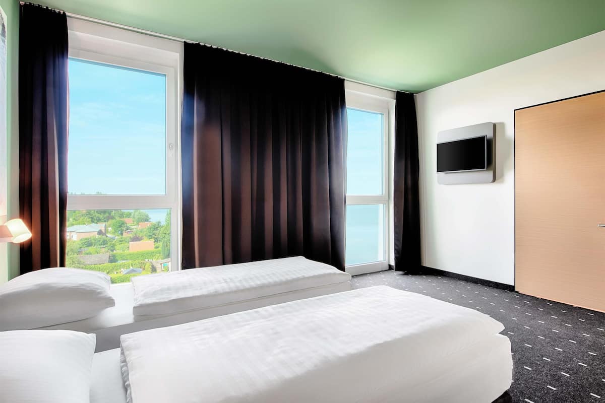 hypo-allergenic bedding, desk, free wifi, bed sheets