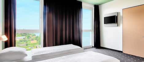 Hypo-allergenic bedding, desk, free WiFi, bed sheets