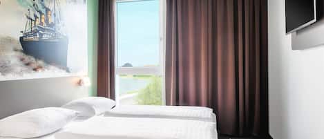 Hypo-allergenic bedding, desk, free WiFi, bed sheets