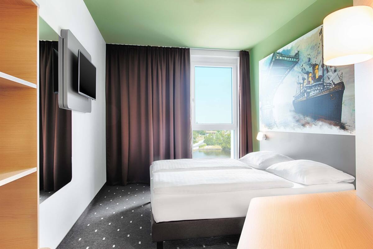 double room | hypo-allergenic bedding, desk, free wifi, bed sheets