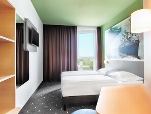 Hypo-allergenic bedding, desk, free WiFi, bed sheets