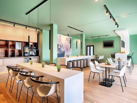 Speisen. B&B Hotel Wilhelmshaven