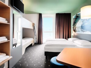 Hypo-allergenic bedding, desk, free WiFi, bed sheets