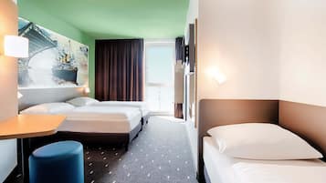 Driepersoonskamer | Hypoallergeen beddengoed, een bureau, gratis wifi, beddengoed