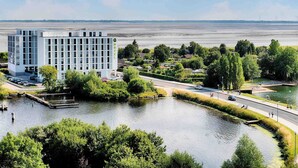 A modern hotel with a view of a river and a body of water. - B&B Hotel Wilhelmshaven (Wilhelmshaven)