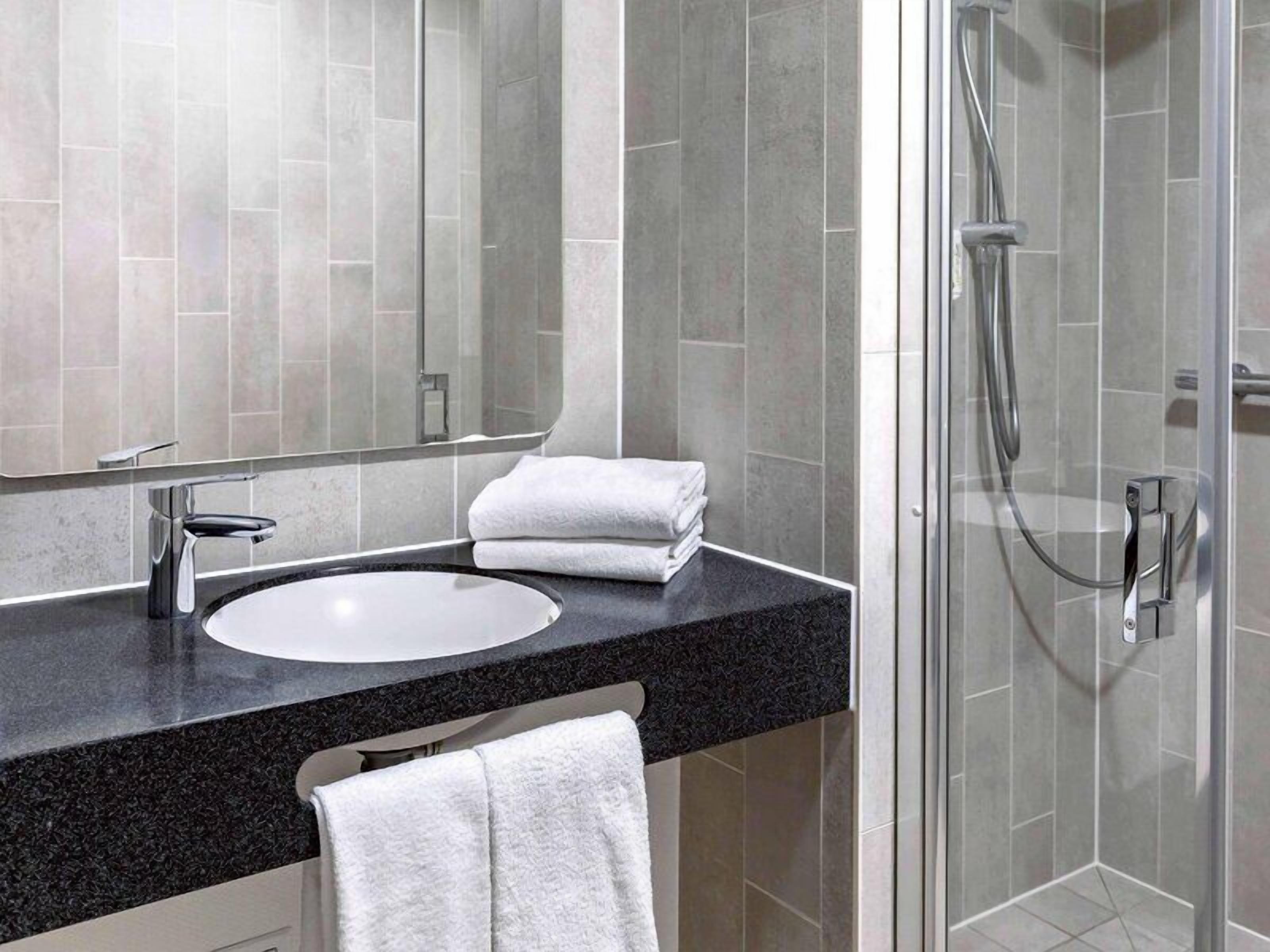 Dreibettzimmer | Badezimmer | Dusche, Haartrockner, Seife, Shampoo
