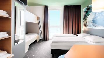 ์ฟผ๋๋ฃธ | ์ ์๊ทน์ฑ ์นจ๊ตฌ, ์ฑ
์, ๋ฌด๋ฃ WiFi, ์นจ๋ ์ํธ