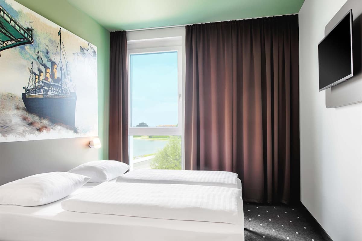 Camera con 2 letti singoli | Biancheria da letto ipoallergenica, una scrivania, Wi-Fi gratuito