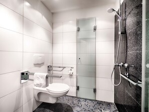Shower, hair dryer, towels, soap - B&B Hotel Kassel-Süd (Lohfelden)