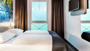 ملاءات للفراش لا تسبب الحساسية ومكتب وتجهيزات عازلة للصوت