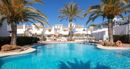 3 Bed Townhouse with roof terrace, 100m to beach
