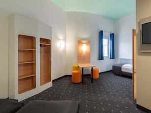Hypo-allergenic bedding, desk, soundproofing, free WiFi