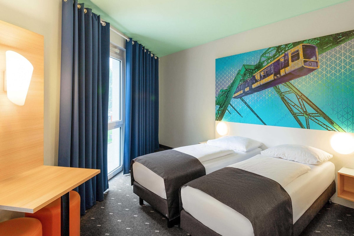 Hypo-allergenic bedding, desk, soundproofing, free WiFi