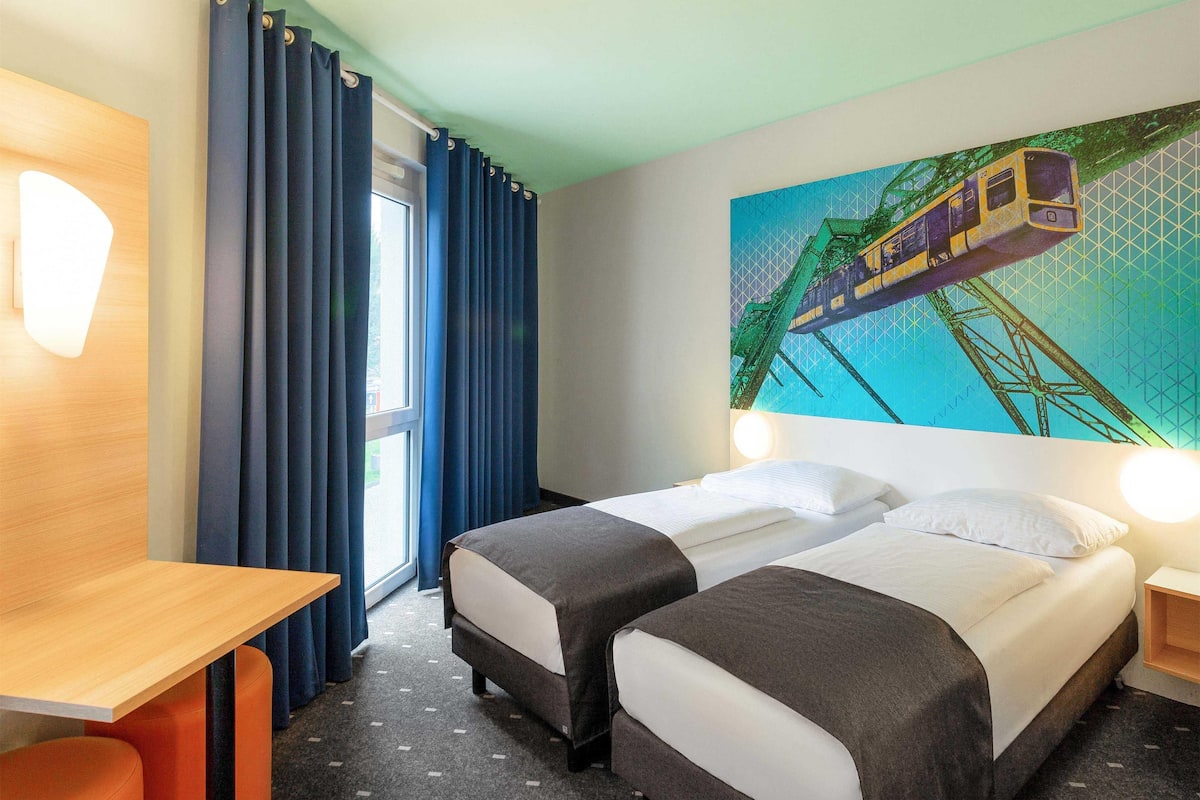 Hypo-allergenic bedding, desk, soundproofing, free WiFi