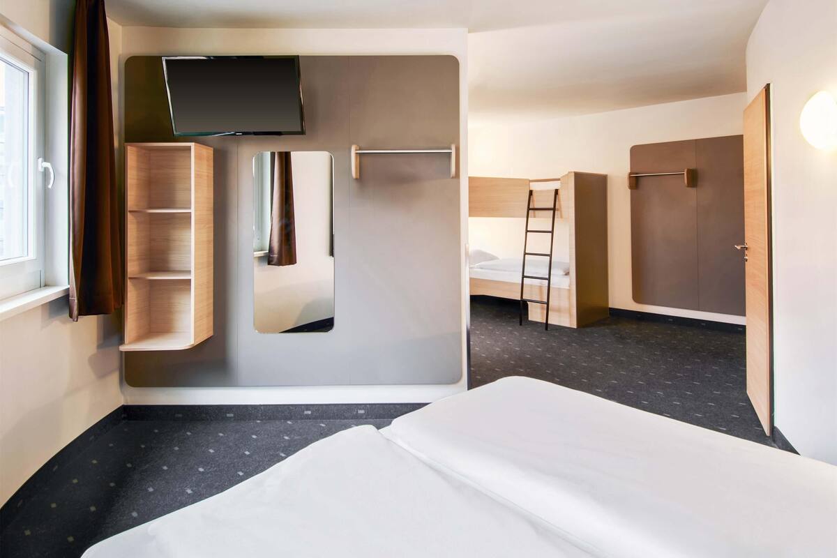 quadruple room | hypo-allergenic bedding, desk, free wifi, bed sheets