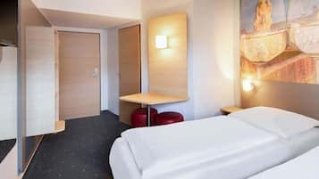 Habitación con 2 camas individuales | Ropa de cama hipoalergénica, escritorio, wifi gratis y ropa de cama