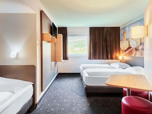 Dreibettzimmer | Allergikerbettwaren, Schreibtisch, kostenloses WLAN, Bettwäsche