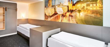 Hypo-allergenic bedding, desk, free WiFi, bed sheets