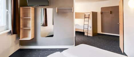 Una habitación de hotel moderna con cama, televisor montado en la pared, armario y espejo.
