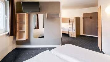 Quadruple Room | Hypo-allergenic bedding, desk, free WiFi, bed sheets