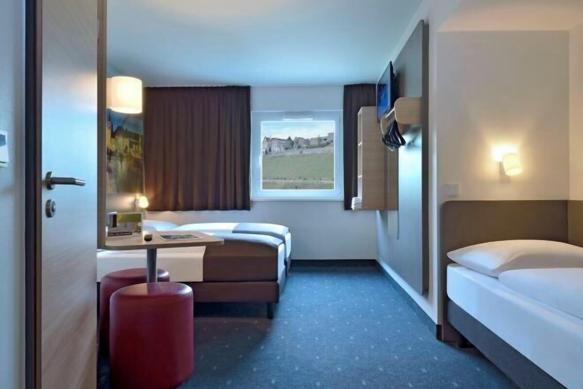 Hypo-allergenic bedding, desk, free WiFi, bed sheets