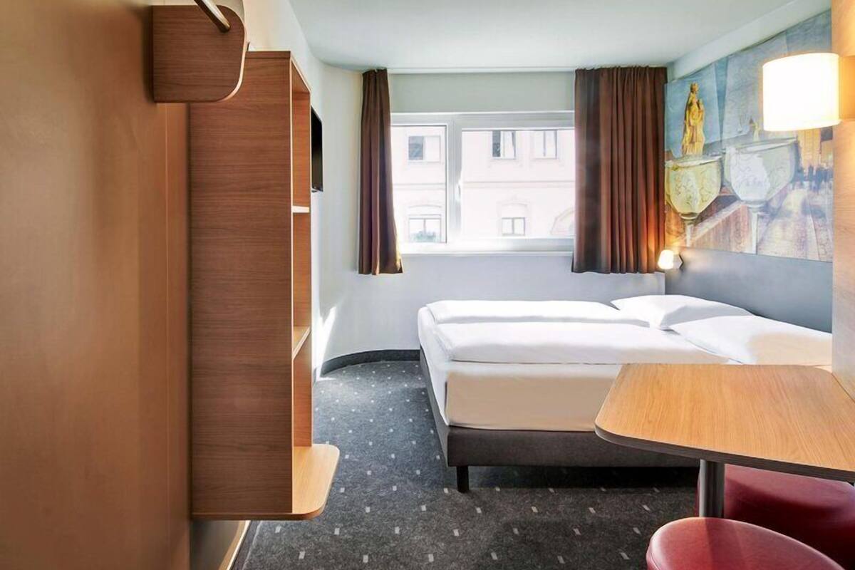 Double Room | Hypo-allergenic bedding, desk, free WiFi, bed sheets