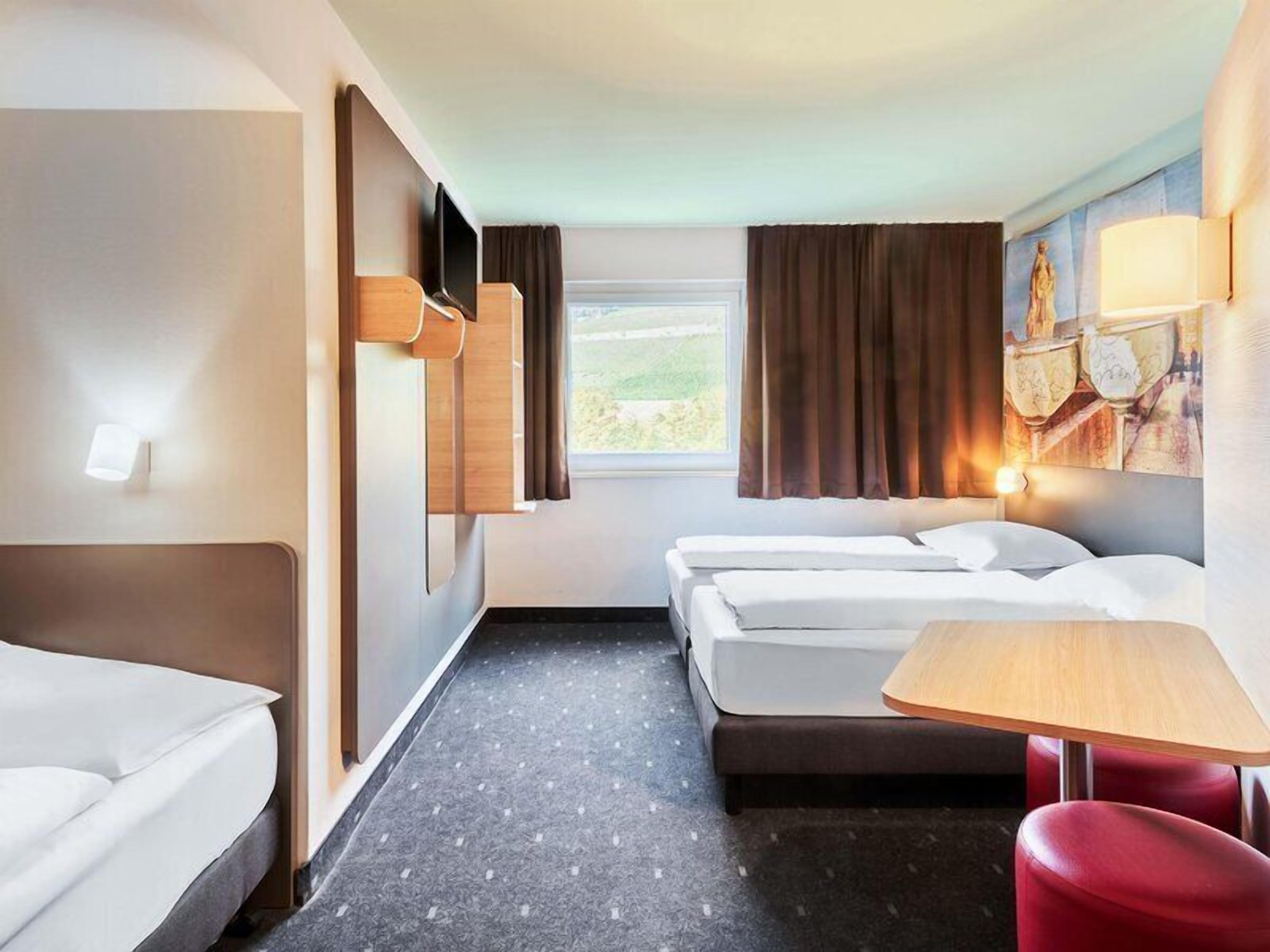 Dreibettzimmer | Allergikerbettwaren, Schreibtisch, kostenloses WLAN, Bettwäsche
