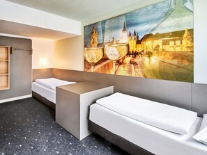 Hypo-allergenic bedding, desk, free WiFi, bed sheets - B&B HOTEL Würzburg-City (Würzburg)