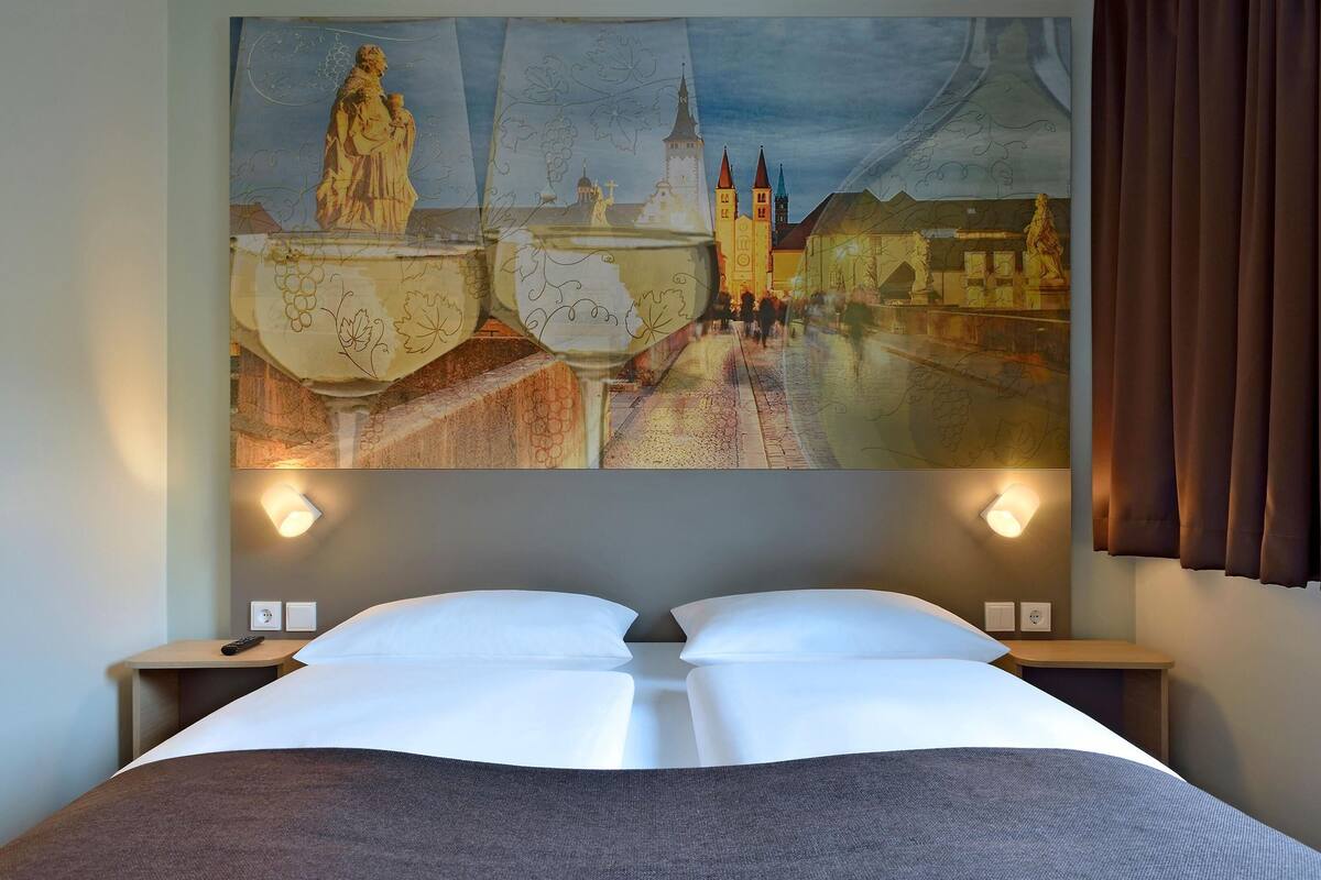 Hypo-allergenic bedding, desk, free WiFi, bed sheets