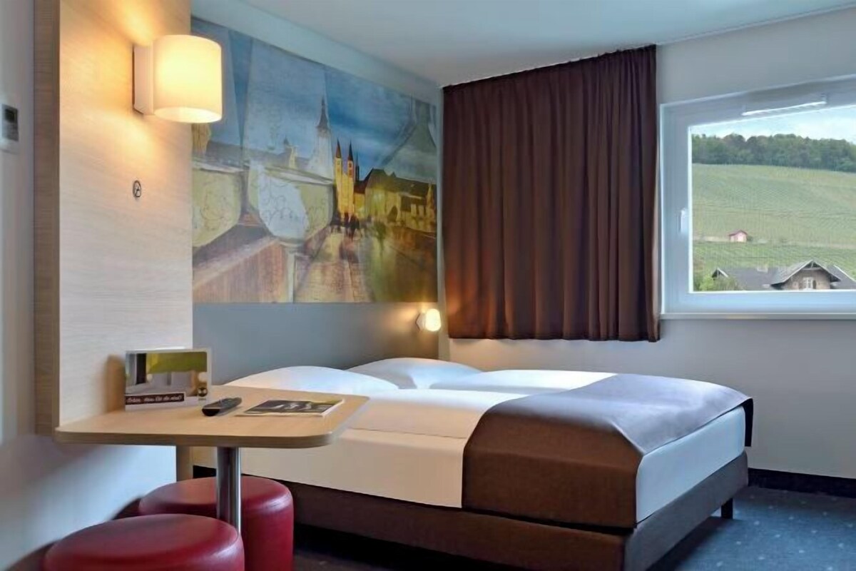 Hypo-allergenic bedding, desk, free WiFi, bed sheets
