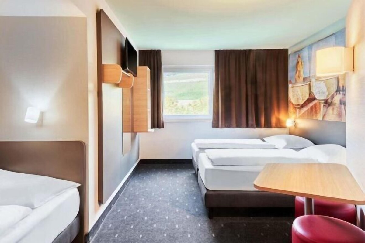 Hypo-allergenic bedding, desk, free WiFi, bed sheets