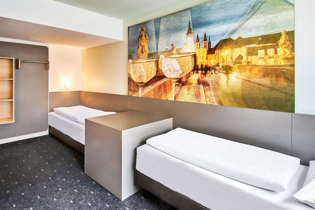 hypo-allergenic bedding, desk, free wifi, bed sheets