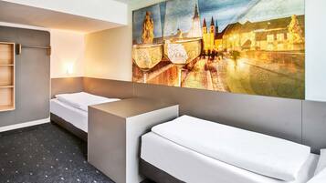 Hypo-allergenic bedding, desk, free WiFi, bed sheets