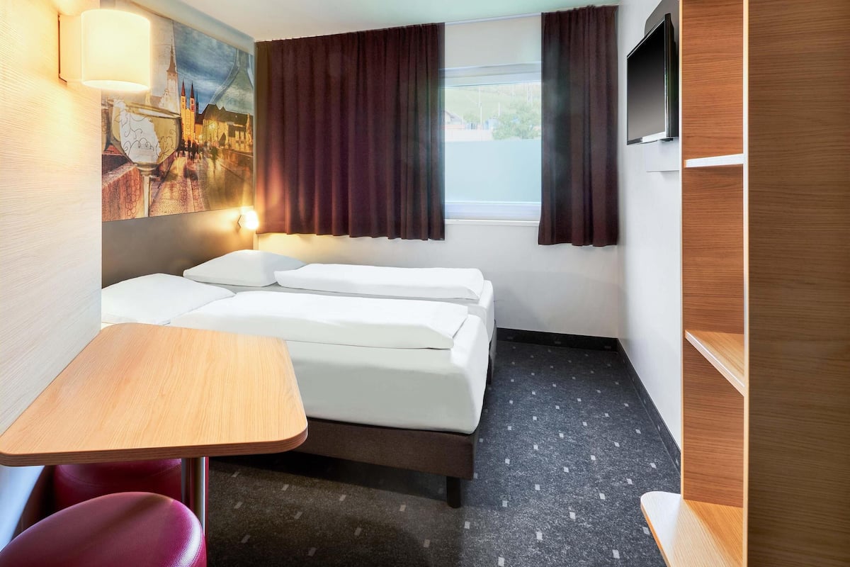 Twin Room | Hypo-allergenic bedding, desk, free WiFi, bed sheets