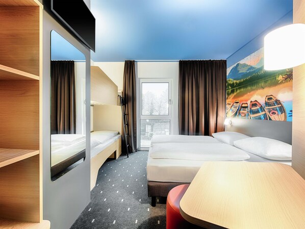 Quadruple Room | Hypo-allergenic bedding, desk, free WiFi, bed sheets