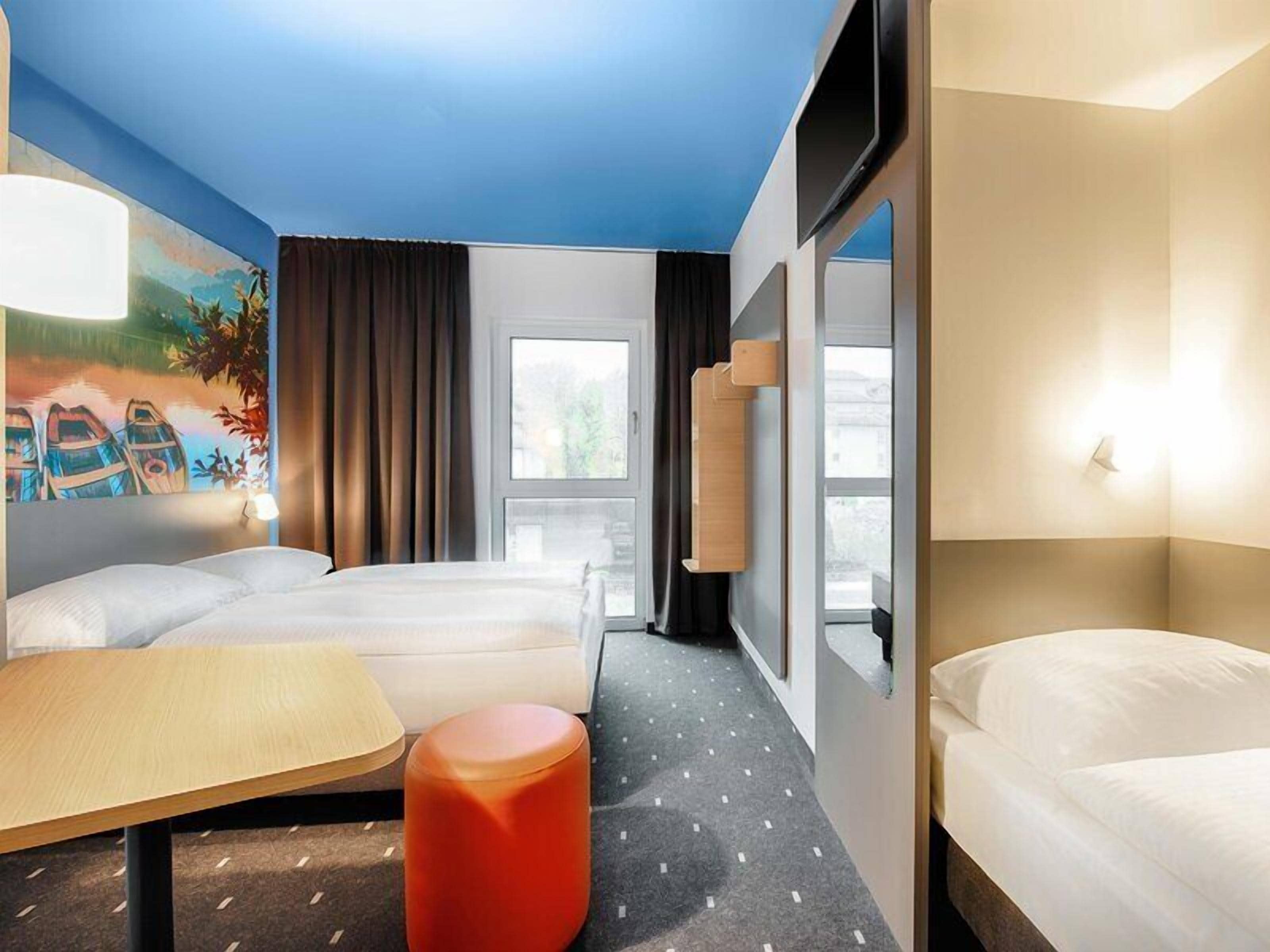 Dreibettzimmer | Allergikerbettwaren, Schreibtisch, kostenloses WLAN, Bettwäsche