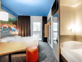 Triple Room | Hypo-allergenic bedding available, desk, WiFi (free), bed sheets
