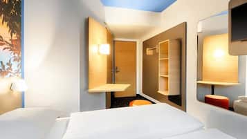 Double Room | Hypo-allergenic bedding available, desk, WiFi (free), bed sheets