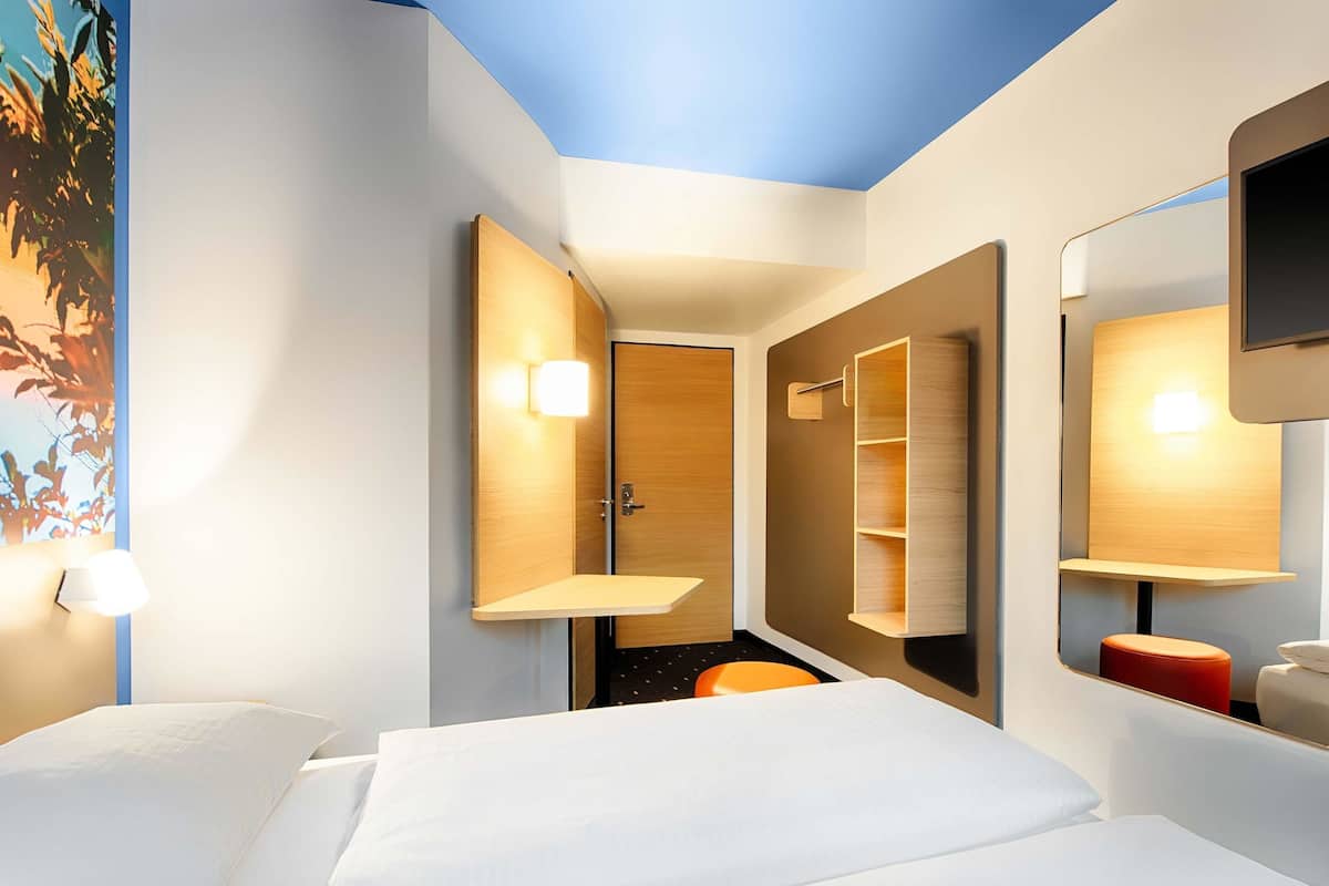 Double Room | Hypo-allergenic bedding, desk, free WiFi, bed sheets