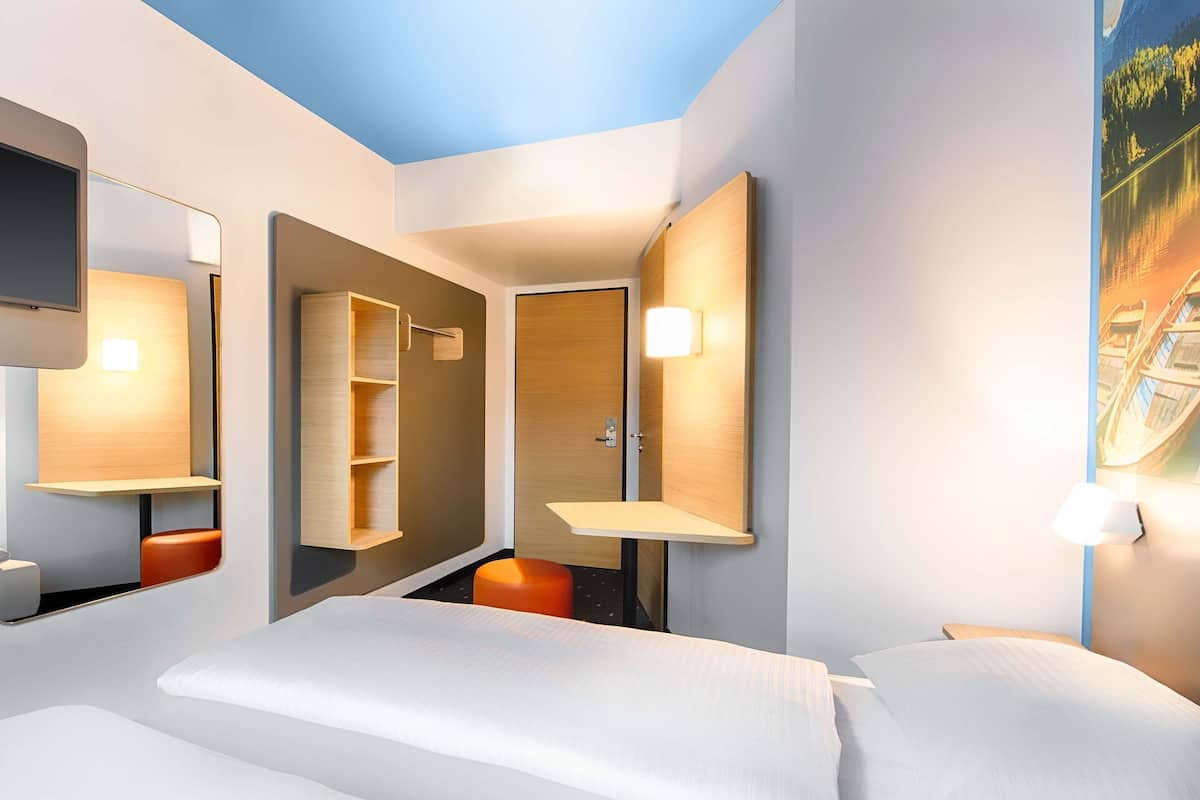 Twin Room | Hypo-allergenic bedding, desk, free WiFi, bed sheets