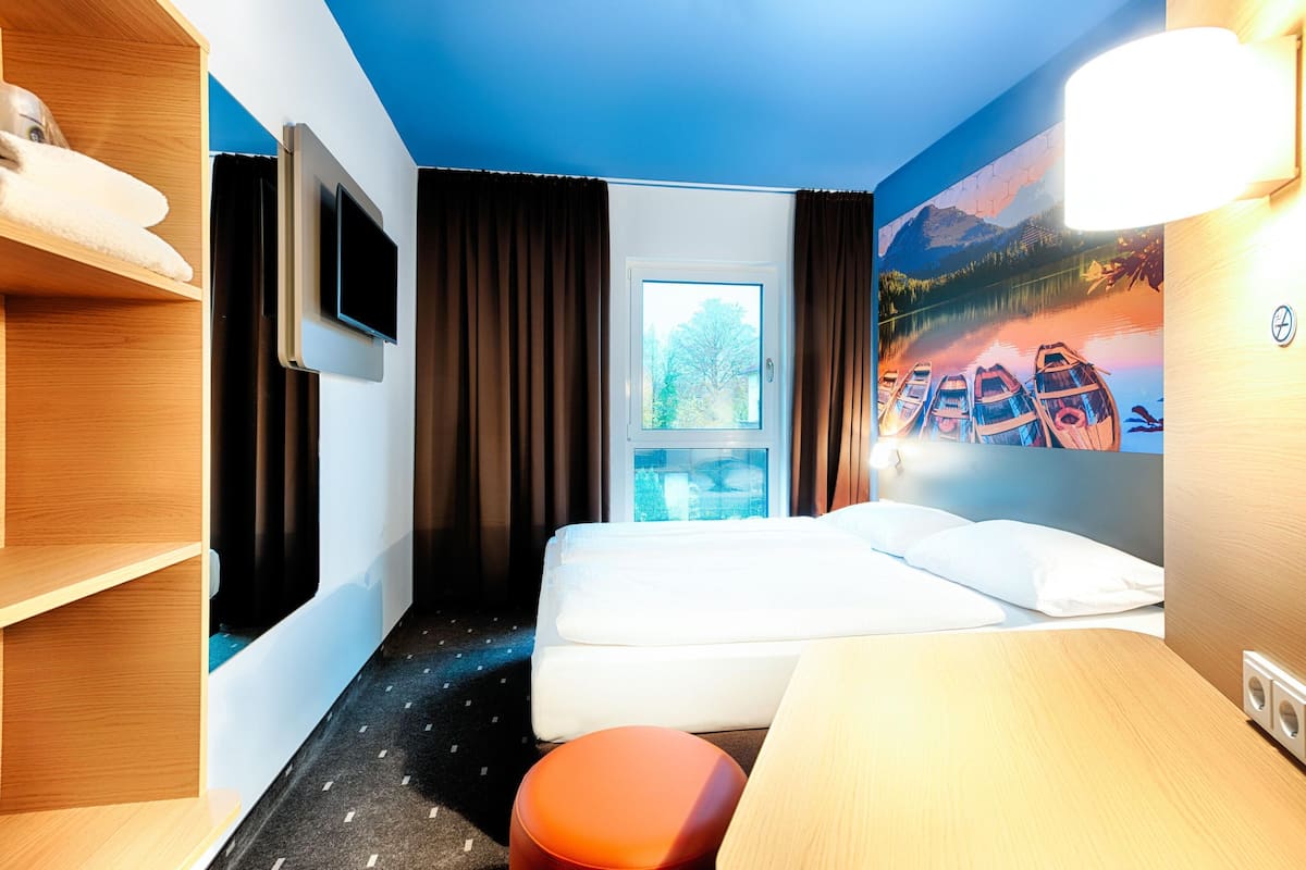 Hypo-allergenic bedding, desk, free WiFi, bed sheets