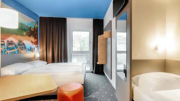 Triple Room | Hypo-allergenic bedding, desk, free WiFi, bed sheets