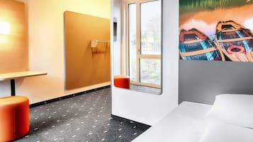 Hypo-allergenic bedding, desk, free WiFi, bed sheets