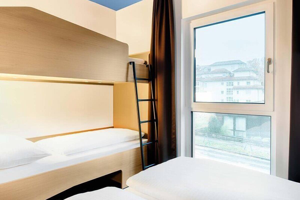 4 人部屋 | 低刺激性寝具、デスク、WiFi (無料)、ベッドシーツ